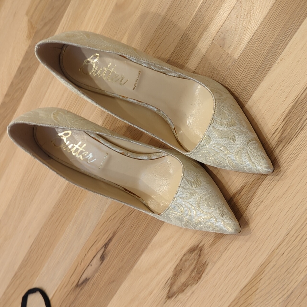 Butter gold pumps